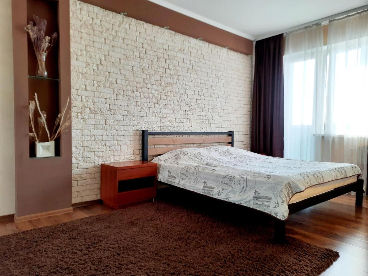 Староярмаркова С Видом На Парк И Реку Kryvyj Rih Exteriör bild